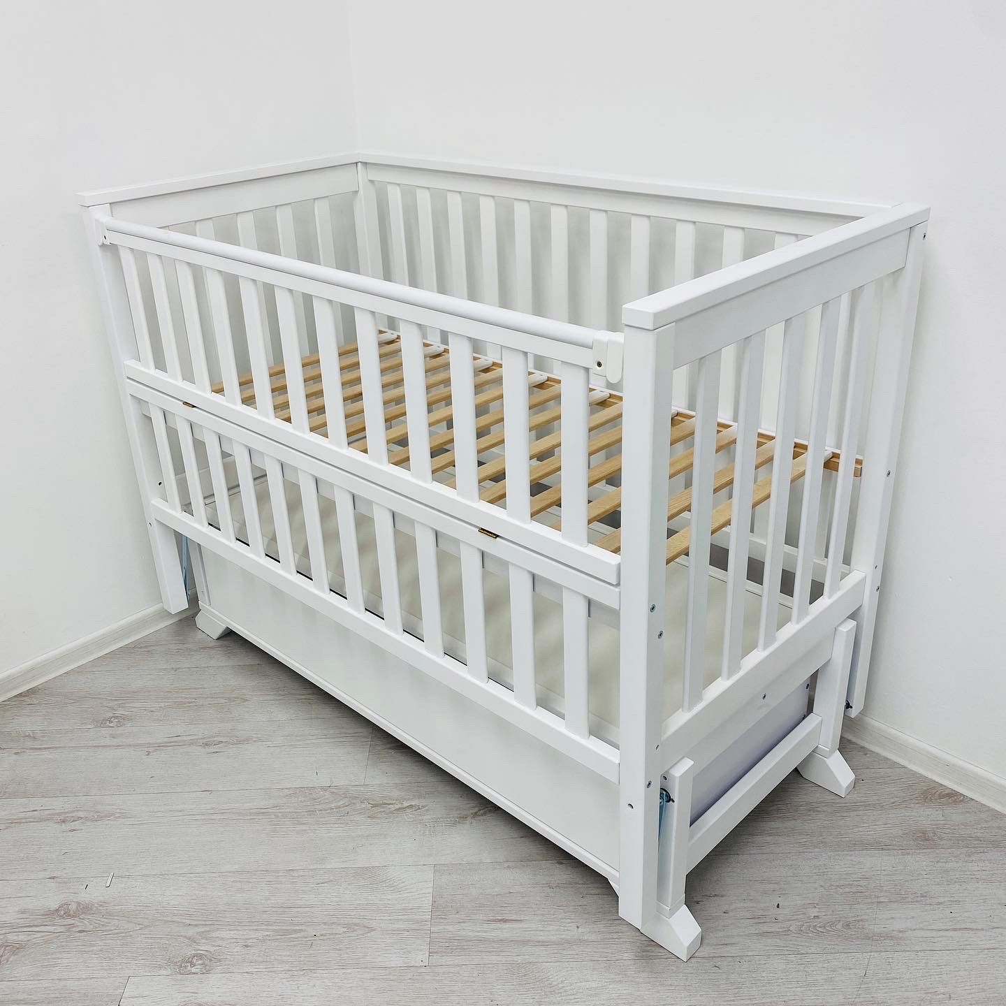 [:ru]Детская кроватка Goydalka ALEX PREMIUM LONGITUDINAL (1B25-1) Белая с ящиком [:ro]Pătuţ Goydalka ALEX PREMIUM LONGITUDINAL (1B25-1) Alb cu sertar[:]
