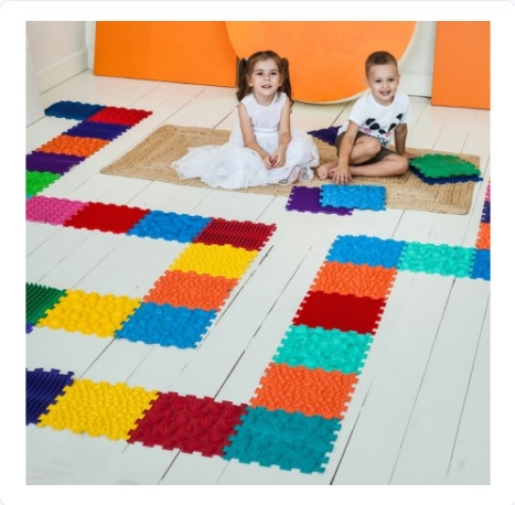 Covoraș ortopedic pentru masaj Puzzle Mix (14 el.) cu jocul de masă Forest Adventures