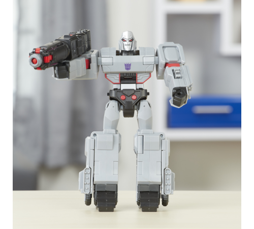 Robotul Action Attacker (30 cm.) în sort.