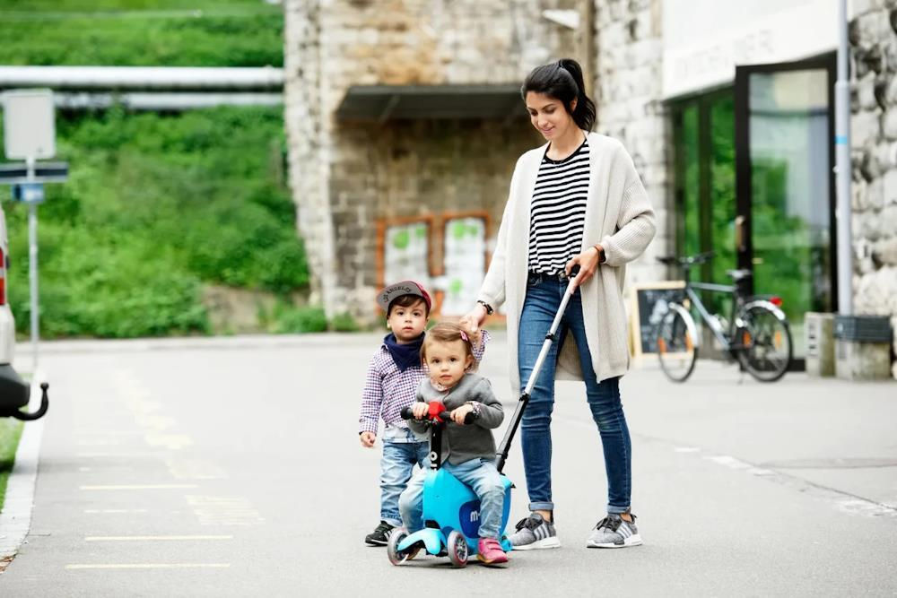 Trotineta Micro Mini2go Deluxe Plus Blue - imagine 9