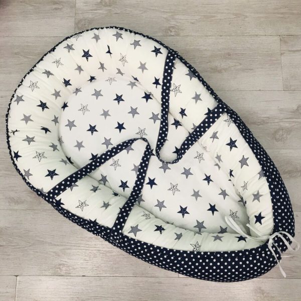 [:ru]Гнездышко кокон для малыша Babynest — Темные звёзды [:ro]Cuib pentru bebelusi Babynest – Stelele negre[:]