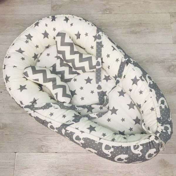 [:ru]Гнездышко кокон для малыша Babynest — Серые Звёзды[:ro]Cuib pentru bebelusi Babynest – Stelele sur[:]