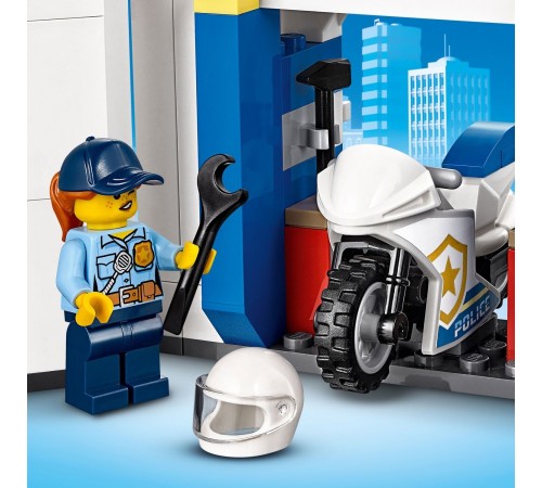 Lego City Конструктор "Полицейский участок" (743 дет.) — изображение 4