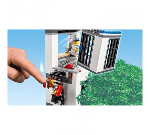 Lego City Конструктор "Полицейский участок" (743 дет.) — изображение 13