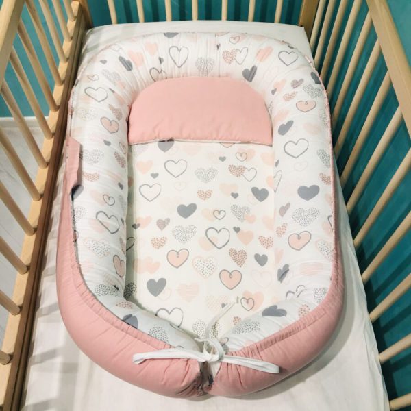 [:ru]Гнездышко для малыша Babynest Сердечки серо - розовые PM[:ro]Cuib pentru bebelusi Babynest Inimioarele sur - roz PM[:]